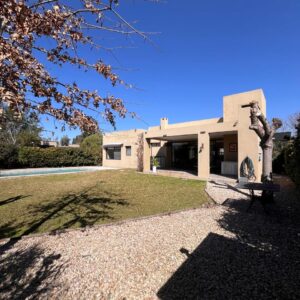 Se vende hermosa casa en esquina