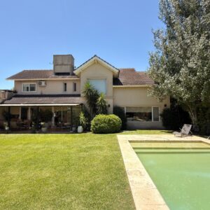 Casa en La Concepción I con fondo a pulmón verde, pileta y excelente calidad constructiva