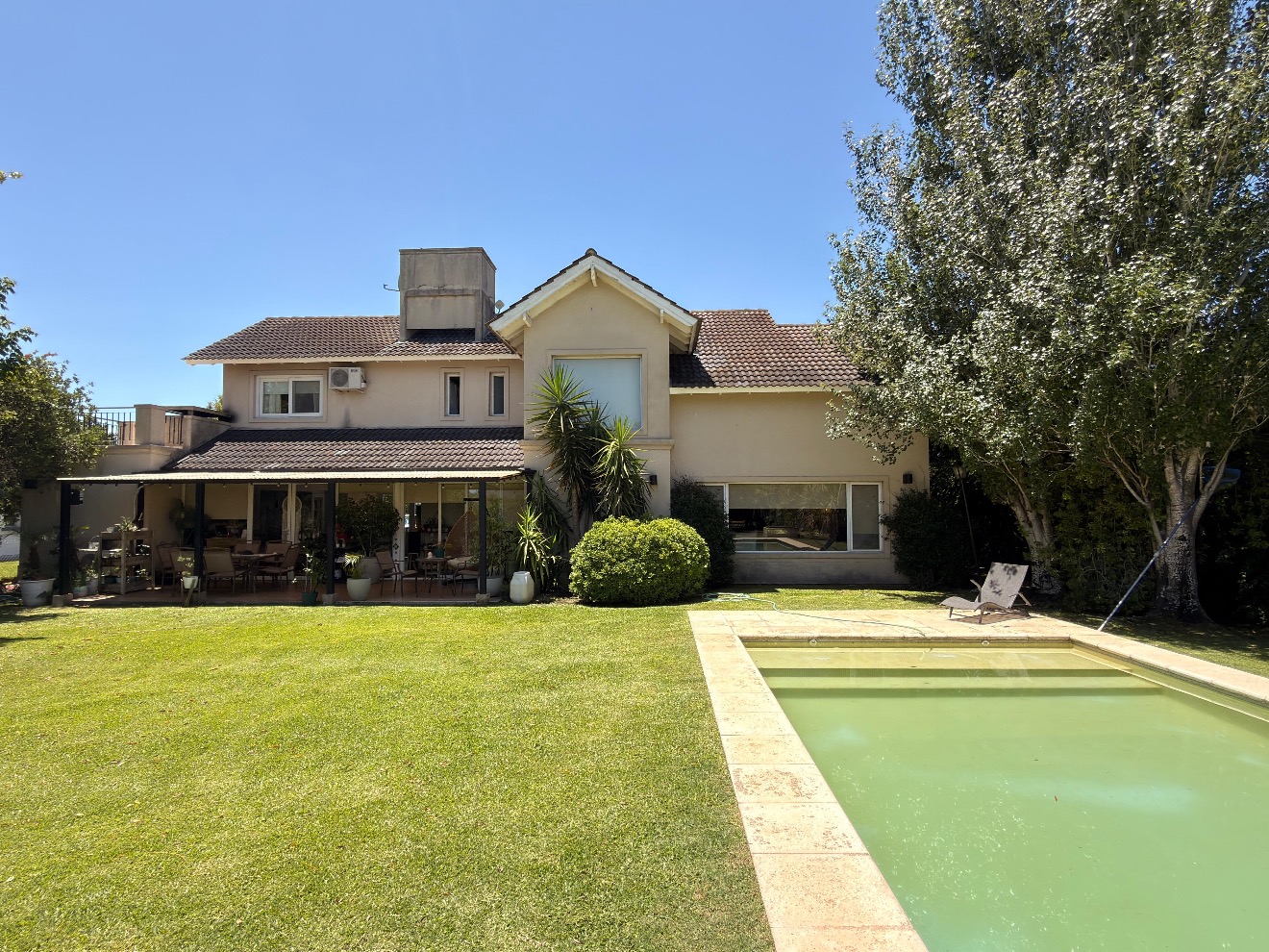 Casa en La Concepción I con fondo a pulmón verde, pileta y excelente calidad constructiva