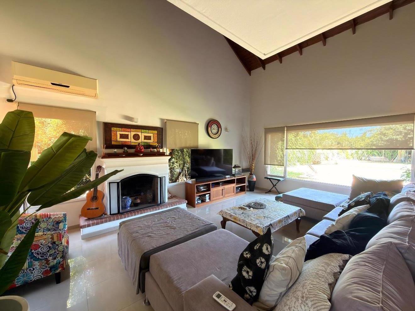 Casa en La Concepción I con fondo a pulmón verde, pileta y excelente calidad constructiva - Imagen 8
