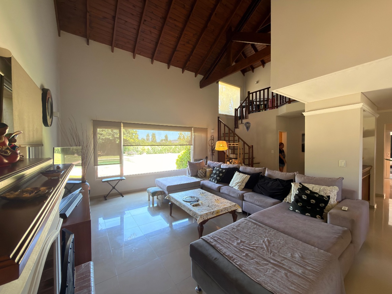 Casa en La Concepción I con fondo a pulmón verde, pileta y excelente calidad constructiva - Imagen 7