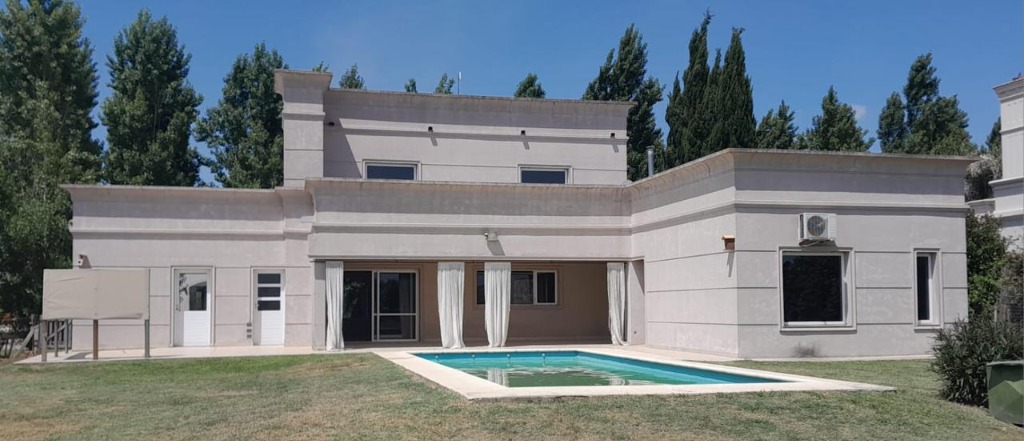 Casa 5 ambientes La Concepción Luján con inversión con renta