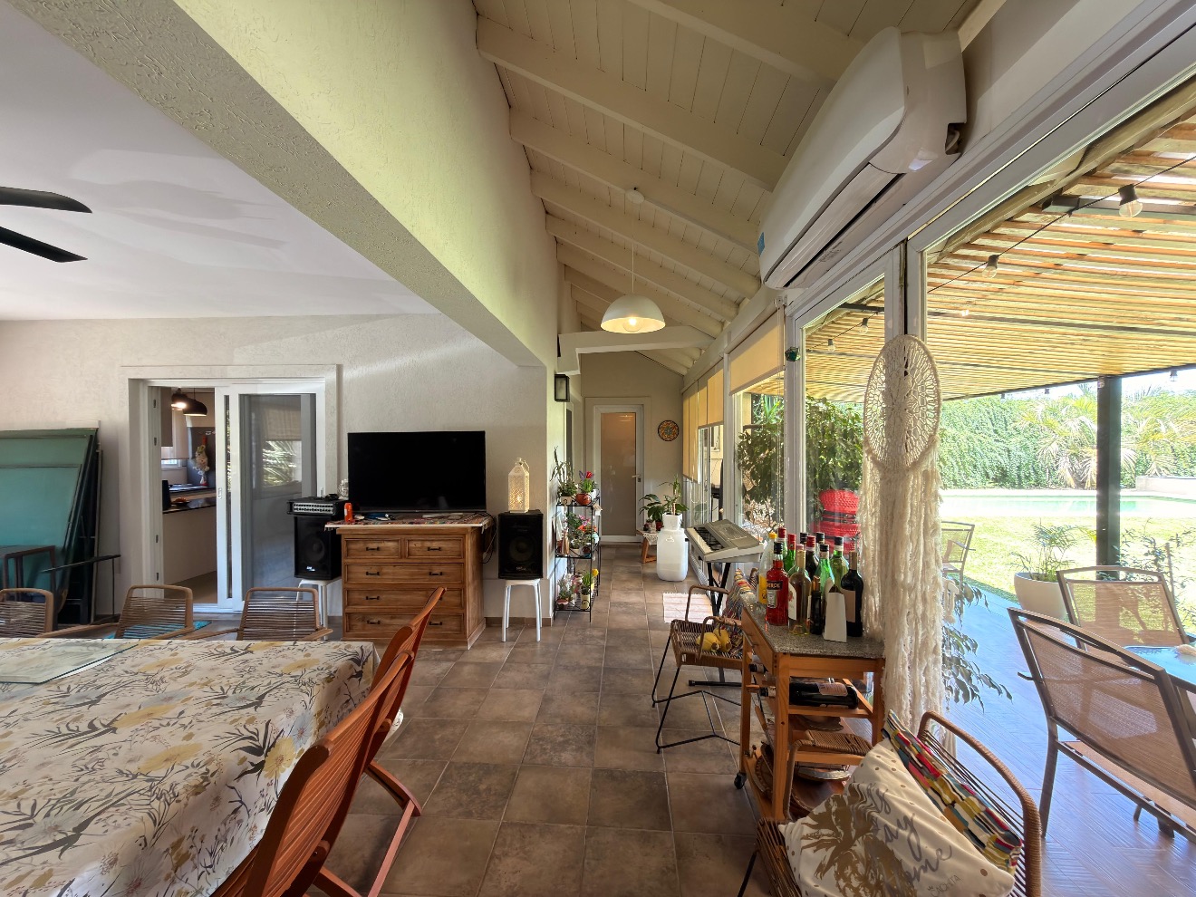 Casa en La Concepción I con fondo a pulmón verde, pileta y excelente calidad constructiva - Imagen 3