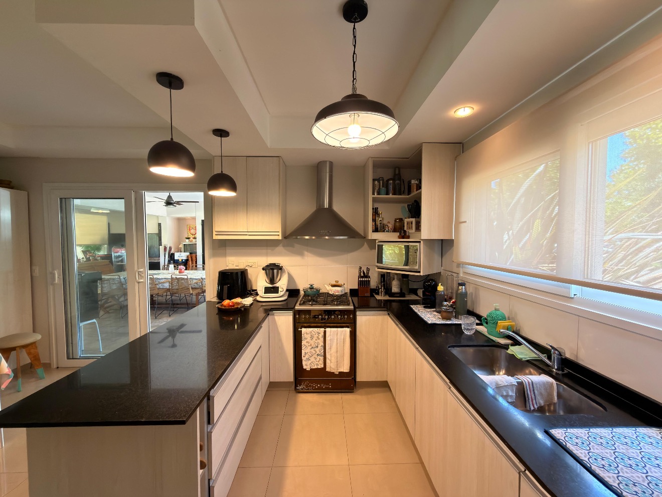 Casa en La Concepción I con fondo a pulmón verde, pileta y excelente calidad constructiva - Imagen 4